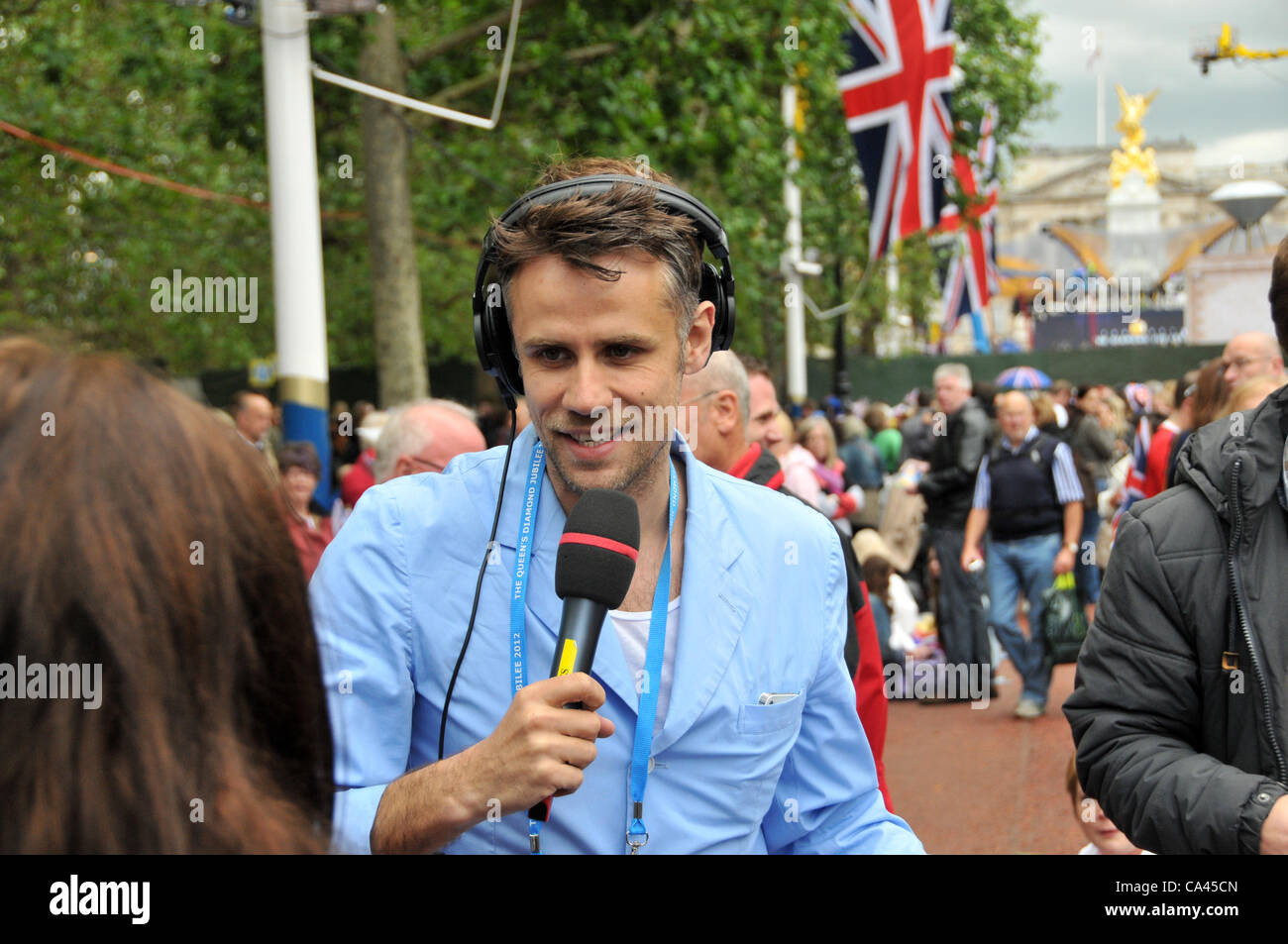 Il centro commerciale di Londra, Regno Unito. Il 4 giugno 2012. Richard Bacon parla alla folla per la BBC, Buckingham palce in background, come migliaia di riempire il Mall in attesa per il concerto per iniziare. Foto Stock