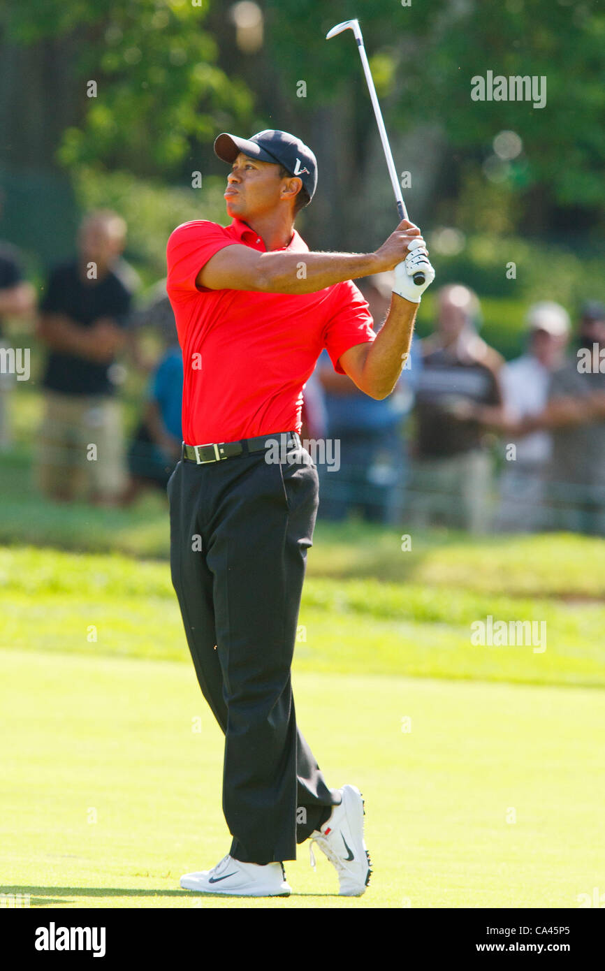 Giugno 03, 2012: Tiger Woods orologi il suo approccio shot dal No.18 fairway durante il round finale del Memorial Golf Tournament giocato a Muirfield Village Golf Club in Dublin, Ohio. Foto Stock