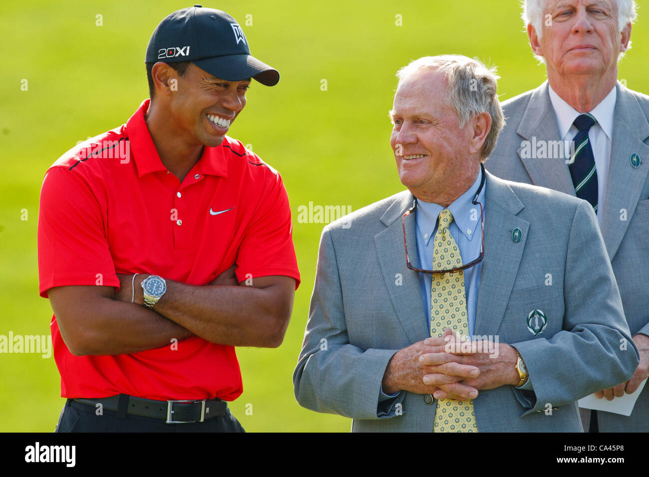 Giugno 03, 2012: Tiger Woods e Jack Nicklaus condividere una risata durante la cerimonia di premiazione per il Memorial Golf Tournament giocato a Muirfield Village Golf Club in Dublin, Ohio. Foto Stock