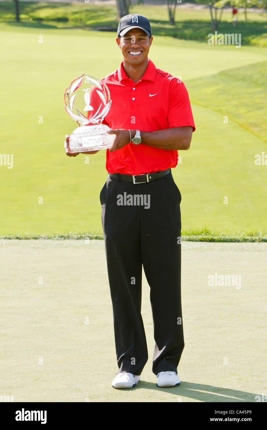 Giugno 03, 2012: Tiger Woods pone per fotografie tenendo premuto il Memorial Trophy durante la cerimonia di premiazione per il Memorial Golf Tournament giocato a Muirfield Village Golf Club in Dublin, Ohio. Foto Stock