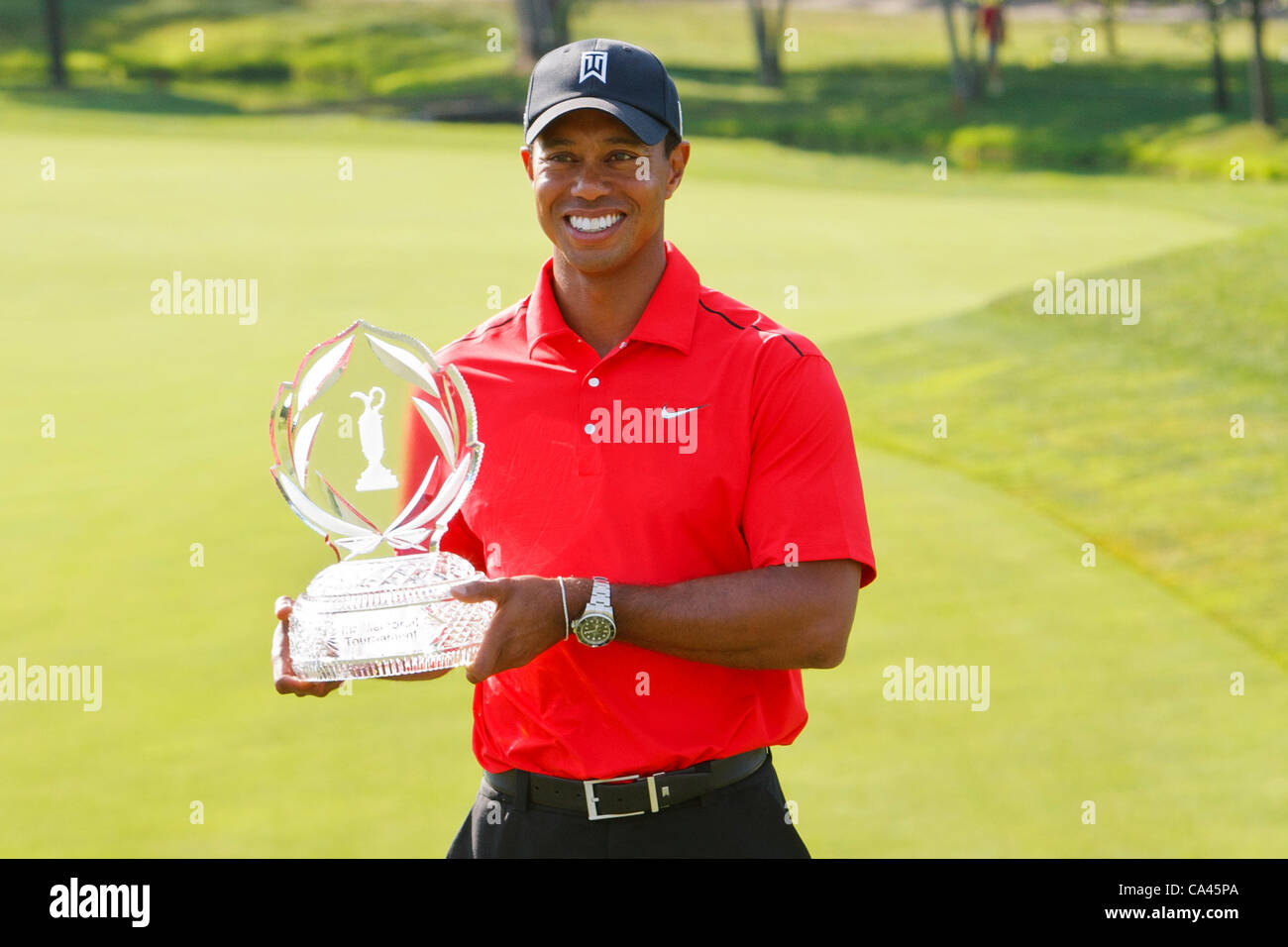 Giugno 03, 2012: Tiger Woods pone per fotografie tenendo premuto il Memorial Trophy durante la cerimonia di premiazione per il Memorial Golf Tournament giocato a Muirfield Village Golf Club in Dublin, Ohio. Foto Stock