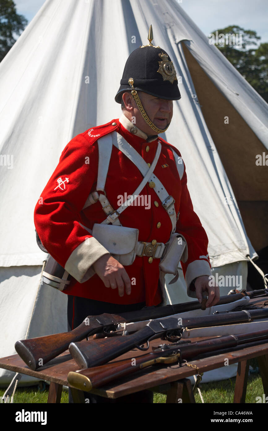 Isle of Wight, Regno Unito domenica 3 giugno 2012. Celebrazioni giubilari a Osborne House, East Cowes. Il British Redcoats sono rappresentati dalla società ostinati, dedicato re-enactors, membri del Vittoriano società militare Foto Stock