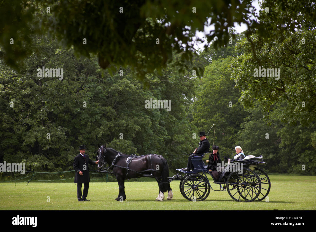 East Cowes, Isle of Wight, Hampshire REGNO UNITO domenica 3 giugno 2012. Celebrazioni giubilari a Osborne House, con letto Queen Victoria - solo 2 monarchi hanno celebrato il giubileo di diamante, una essendo la regina Victoria - Queen Victoria alter ego lookalike a cavallo e carrozza. Osbourne House Foto Stock