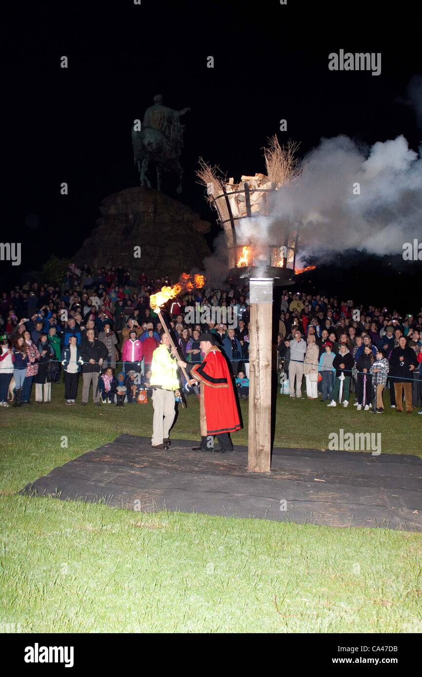 04-06-2012 : Windsor, Regno Unito - Sindaco di Royal Borough of Windsor e Maidenhead illuminazione di un Giubileo Faro sulla collina di neve in Windsor Great Park. Foto Stock