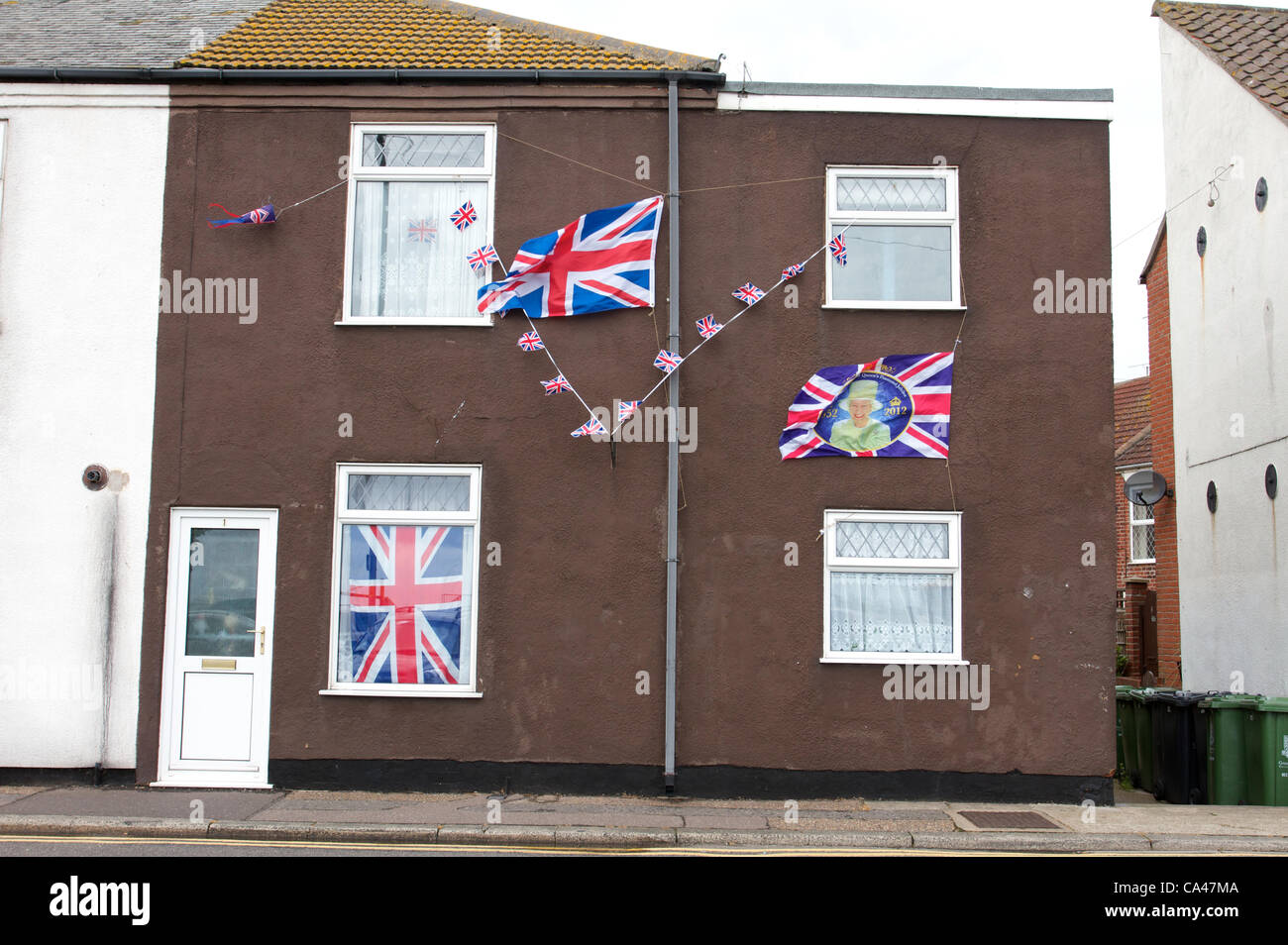 Lunedì 4 Giugno 2012 Gorleston.Norfolk,UK. unione bandiere volare sulla terrazza casa wall, il diamante della regina per celebrare il Giubileo. Foto Stock