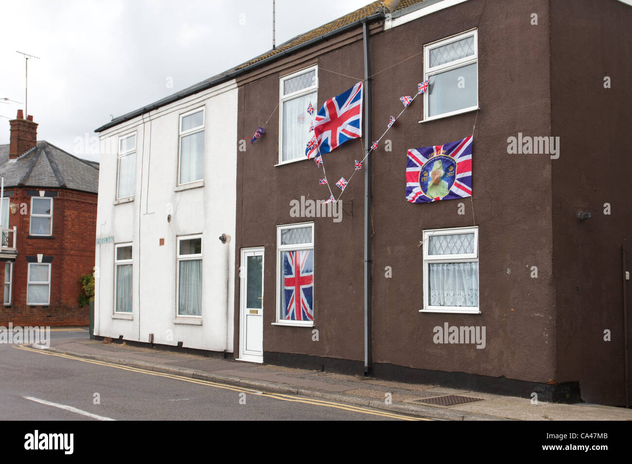 Lunedì 4 Giugno 2012 Gorleston.Norfolk,UK. unione bandiere volare sulla terrazza casa wall, il diamante della regina per celebrare il Giubileo. Foto Stock