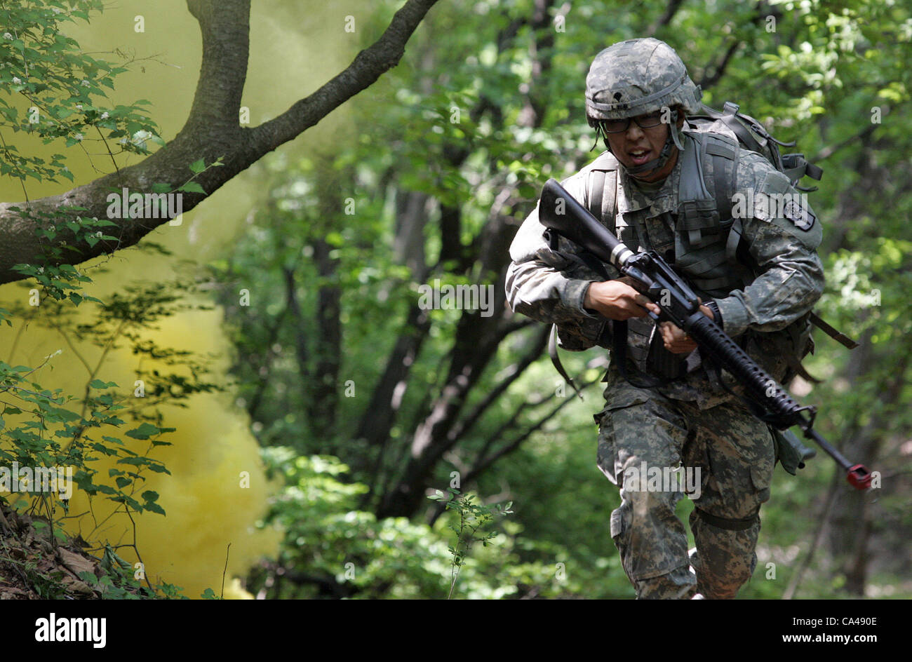 Maggio 22, 2012-PAJU, Corea del Sud - i soldati statunitensi di stanza in Corea del Sud di partecipare a un campo di esperti medici qualifica di badge in Paju vicino la zona smilitarizzata che separa le due Coree, a nord di Seul. Foto Stock