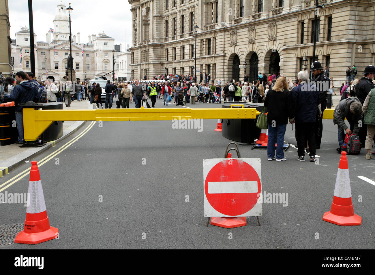 Strada chiusa e la barriera di sicurezza nel centro di Londra Foto Stock