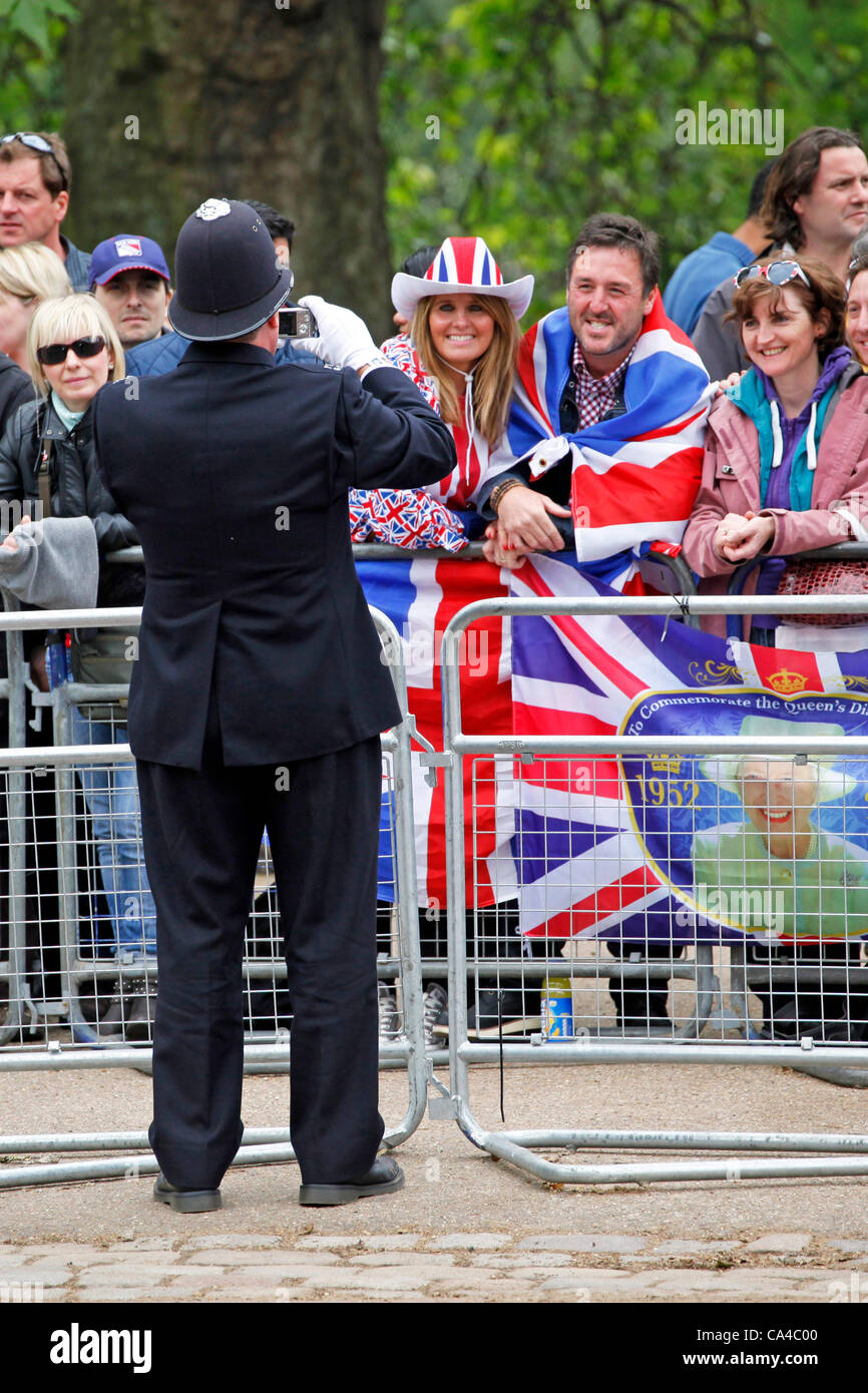 Londra, Regno Unito. Martedì 5 giugno 2012. Un poliziotto di scattare una foto di persone per celebrare il Giubileo di diamante della regina Elisabetta II durante le celebrazioni a Londra. Credito: Paul Brown / Alamy Live News Foto Stock