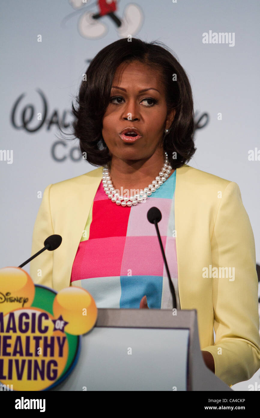 Stati Uniti La First Lady Michelle Obama parla durante una magia di vivere sano evento con Robert Iger, presidente e chief executive officer di Walt Disney Co., presso il Newseum di Washington DC martedì 5 giugno 2012. Credito: DC / Stock Alamy Live News Foto Stock