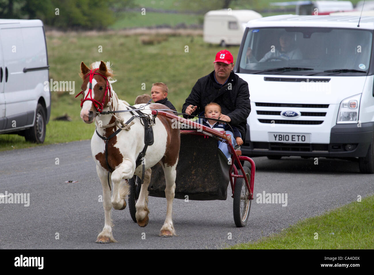 Martedì 5 Giugno 2012: una famiglia in rotta alla fine cadde, York. Un viaggiatore che frequentano l'annuale Appleby Horse Fair, Cumbria, Regno Unito Foto Stock