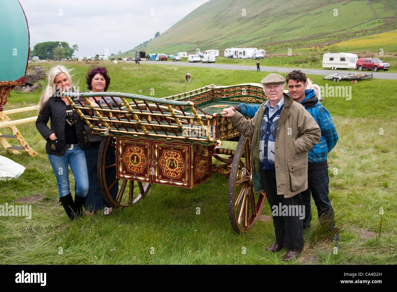 Martedì 5 giugno, 2012: Luca Mitchell Bow Top carro in rotta alla fine cadde, York. Un viaggiatore che frequentano l'annuale Appleby Horse Fair, Cumbria, Regno Unito Foto Stock