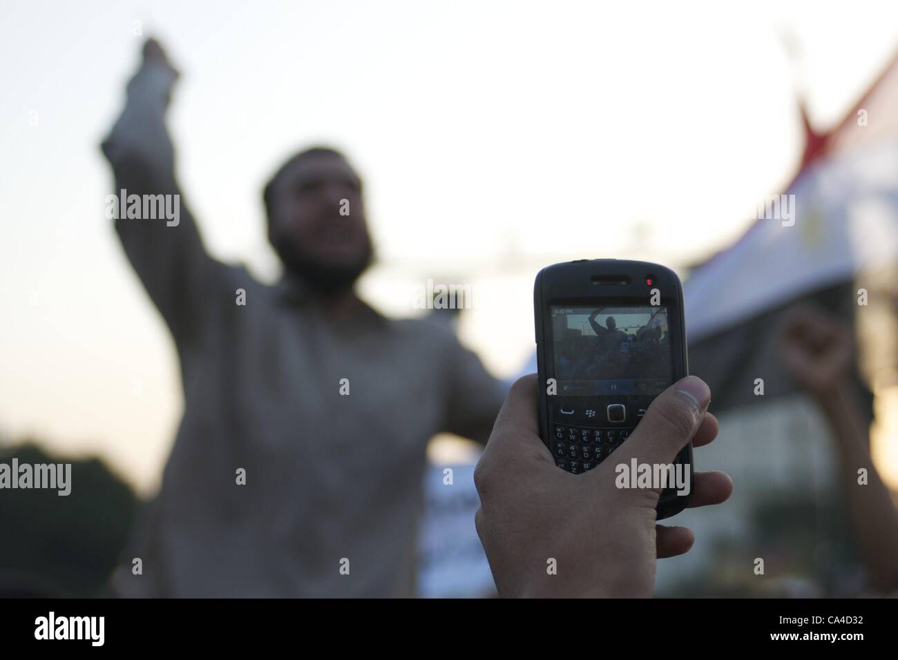 5 giugno 2012 - Cairo, Egitto - un manifestante egiziano registra video di protesta canti sulla hismobile telefono in piazza Tahrir al Cairo il martedì. Le proteste riempito Piazza Tahir per una quarta notte di proteste contro i verdetti nella prova di Mubarak e la candidatura di Mubarak ultimo primo ministro in Foto Stock