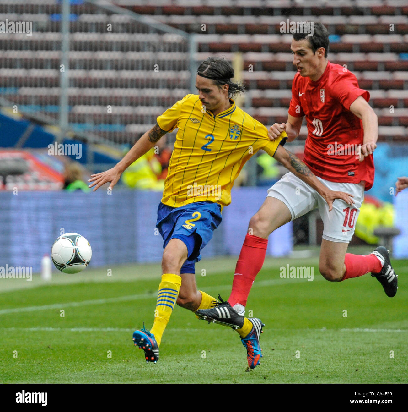 Stoccolma 2012 06 05 Calcio Svezia vs Serbia - nella foto di Mikael Lustig 2 e Radosav Petrovic 10 - Foto Stock