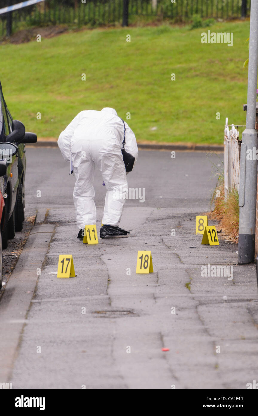 Scena del Crimine officer raccoglie le prove su un sentiero dopo un tubo bomba esplode in Belfast Foto Stock