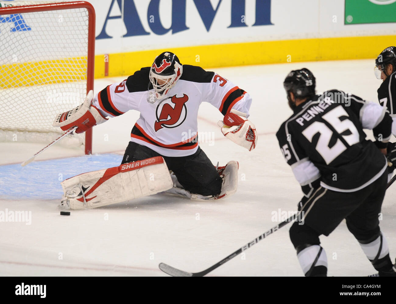 O4.06.2012. Staples Center di Los Angeles, California. Devils (30) Martin Brodeur fa un salvataggio durante il gioco 3 della Stanley Cup finale tra il New Jersey Devils e il Los Angeles Kings al Staples Center di Los Angeles, CA. Foto Stock