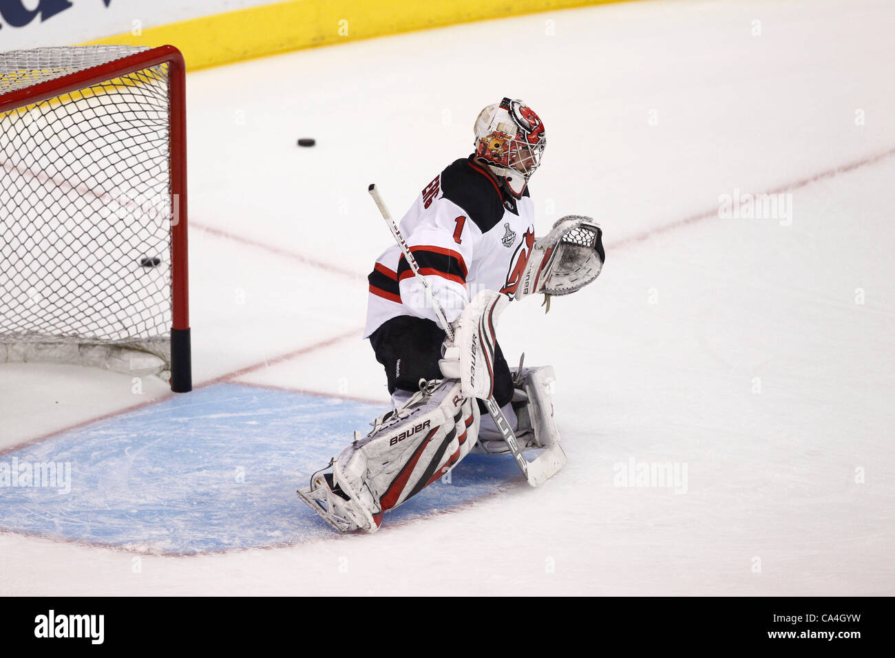 O4.06.2012. Staples Center di Los Angeles, California. New Jersey Devils goaltender #1 Johan Hedberg (SWE) si riscalda prima di gioco 3 della Stanley Cup finale tra il New Jersey Devils e il re de Los Angeles a Staples Center di Los Angeles, California. Foto Stock