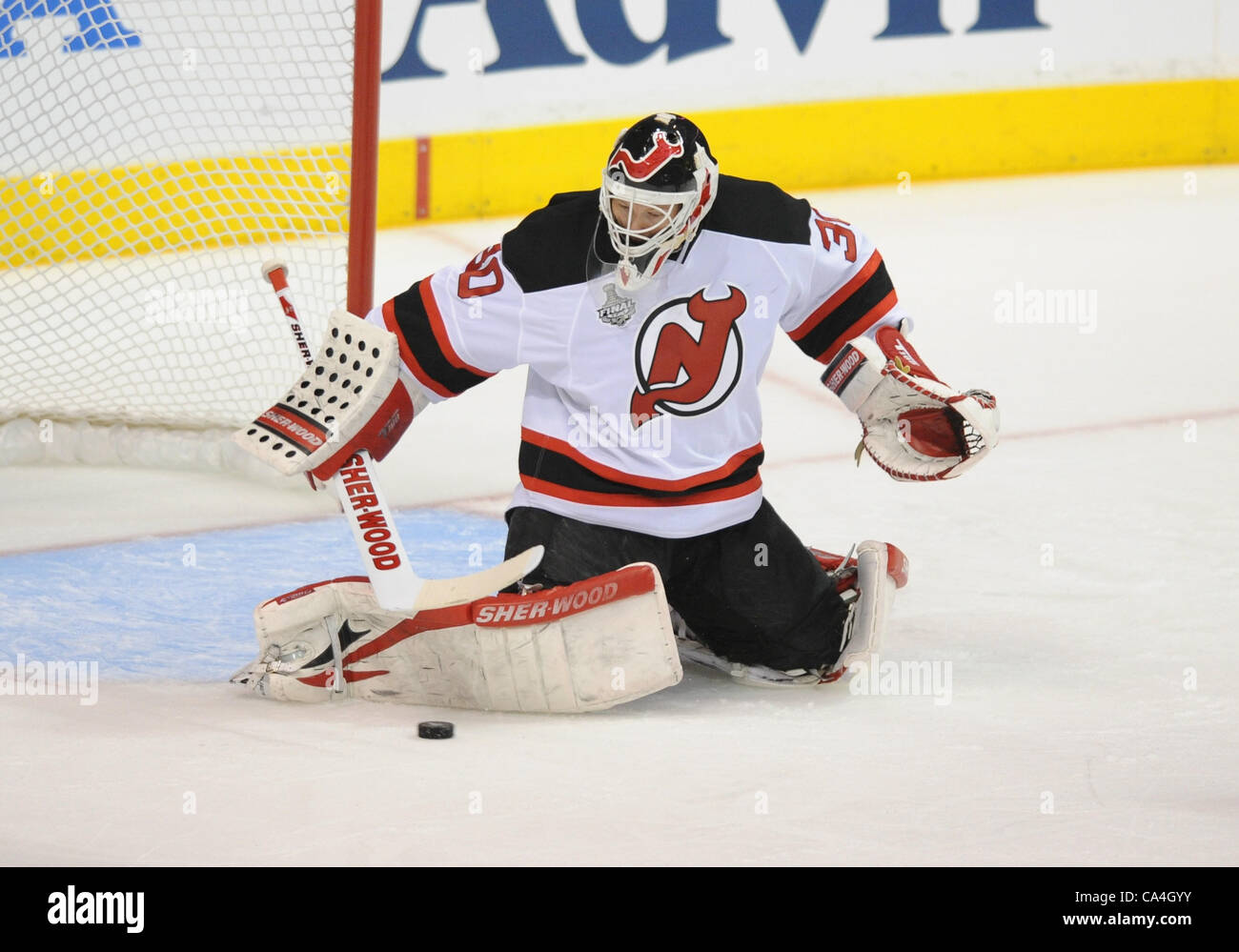 O4.06.2012. Staples Center di Los Angeles, California. Devils (30) Martin Brodeur fa un salvataggio durante il gioco 3 della Stanley Cup finale tra il New Jersey Devils e il Los Angeles Kings al Staples Center di Los Angeles, CA. Foto Stock