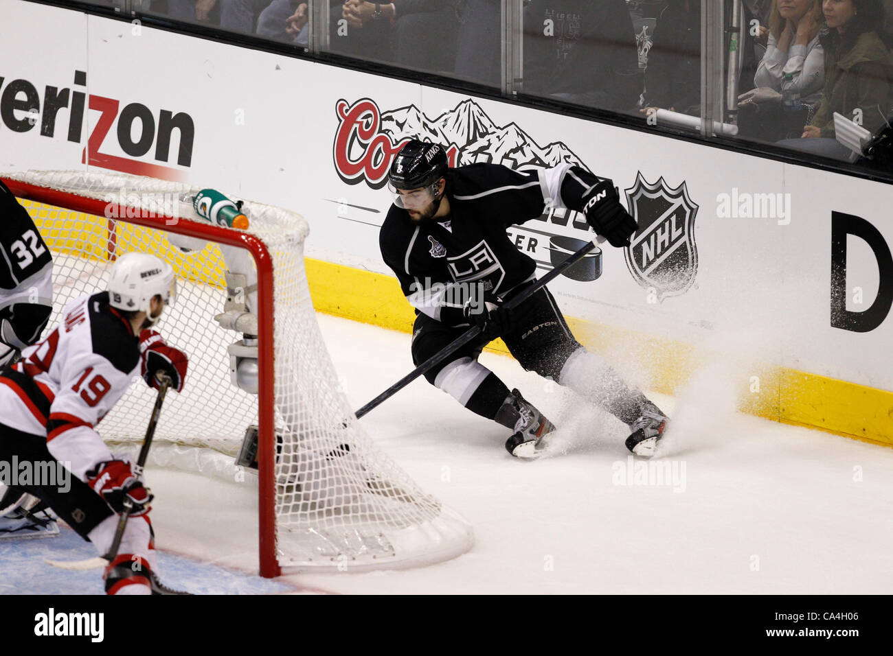 O4.06.2012. Staples Center di Los Angeles, California. Los Angeles Kings defensemen #8 Drew Doughty (CAN) ferma dietro il suo proprio obiettivo durante il gioco 3 della Stanley Cup finale tra il New Jersey Devils e il re de Los Angeles a Staples Center di Los Angeles, California. Foto Stock