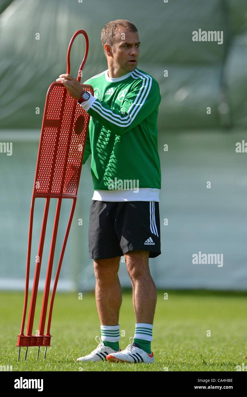 06.06.2012. Gdansk, Polonia. La Germania assistant coach Hans-Dieter Flick durante una sessione di allenamento della nazionale tedesca di calcio sul campo di allenamento accanto al hotel Dwor Oliwski in Gdansk, Polonia. La UEFA EURO 2012 avrà luogo dal 08 giugno al 01 luglio 2012 ed è co-ospitato dalla Polonia e Ukr Foto Stock