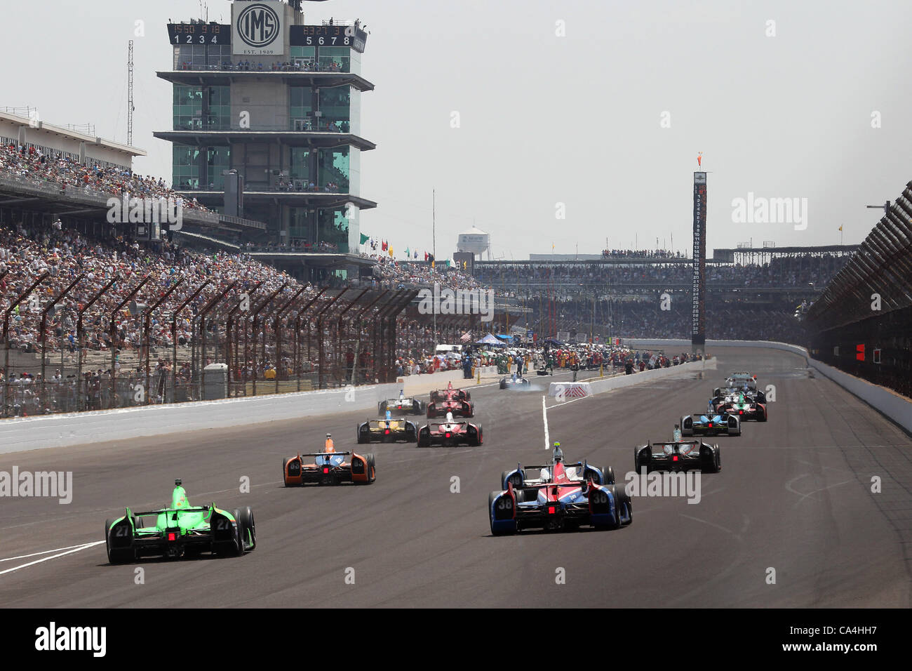 27 maggio 2012 - Indianapolis, Indiana, Stati Uniti - IZOD Indycar Series, Indy 500, Indianapolis, IN MAGGIO 18-27 2012, Pit Stop durante la bandiera gialla periodo, Graham Rahal, Service Central Chip Ganassi Racing Honda , TOWNSEND BELL, BraunAbility-Schmidt Pelfrey Motorsports Honda, Charlie Kimball, NovoLog FlexPen Foto Stock