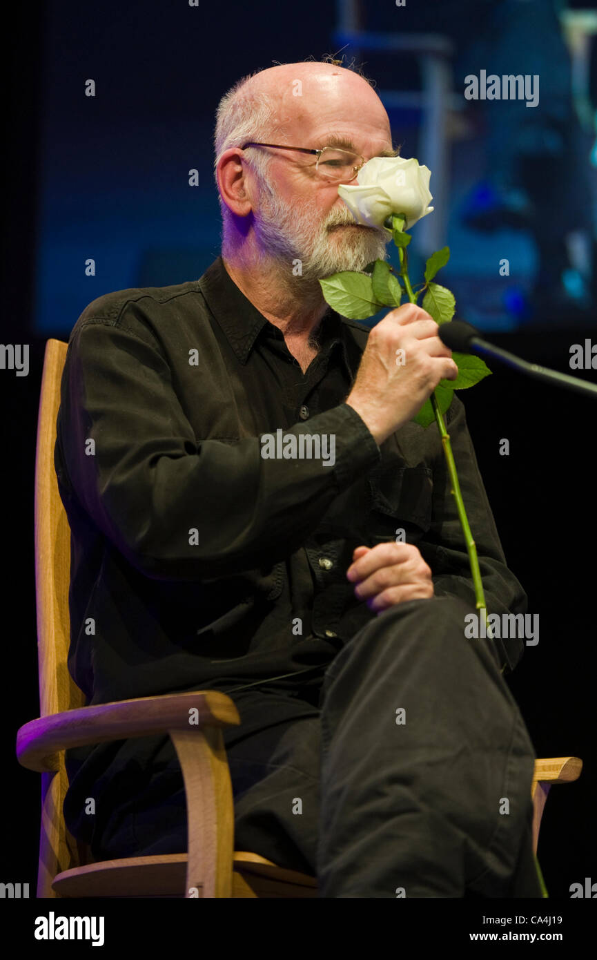 Terry Pratchett presentato con una rosa bianca dopo aver parlato circa la sua vita e il suo lavoro presso il Telegraph Hay Festival 2012, Hay-on-Wye, Powys, Wales, Regno Unito Foto Stock