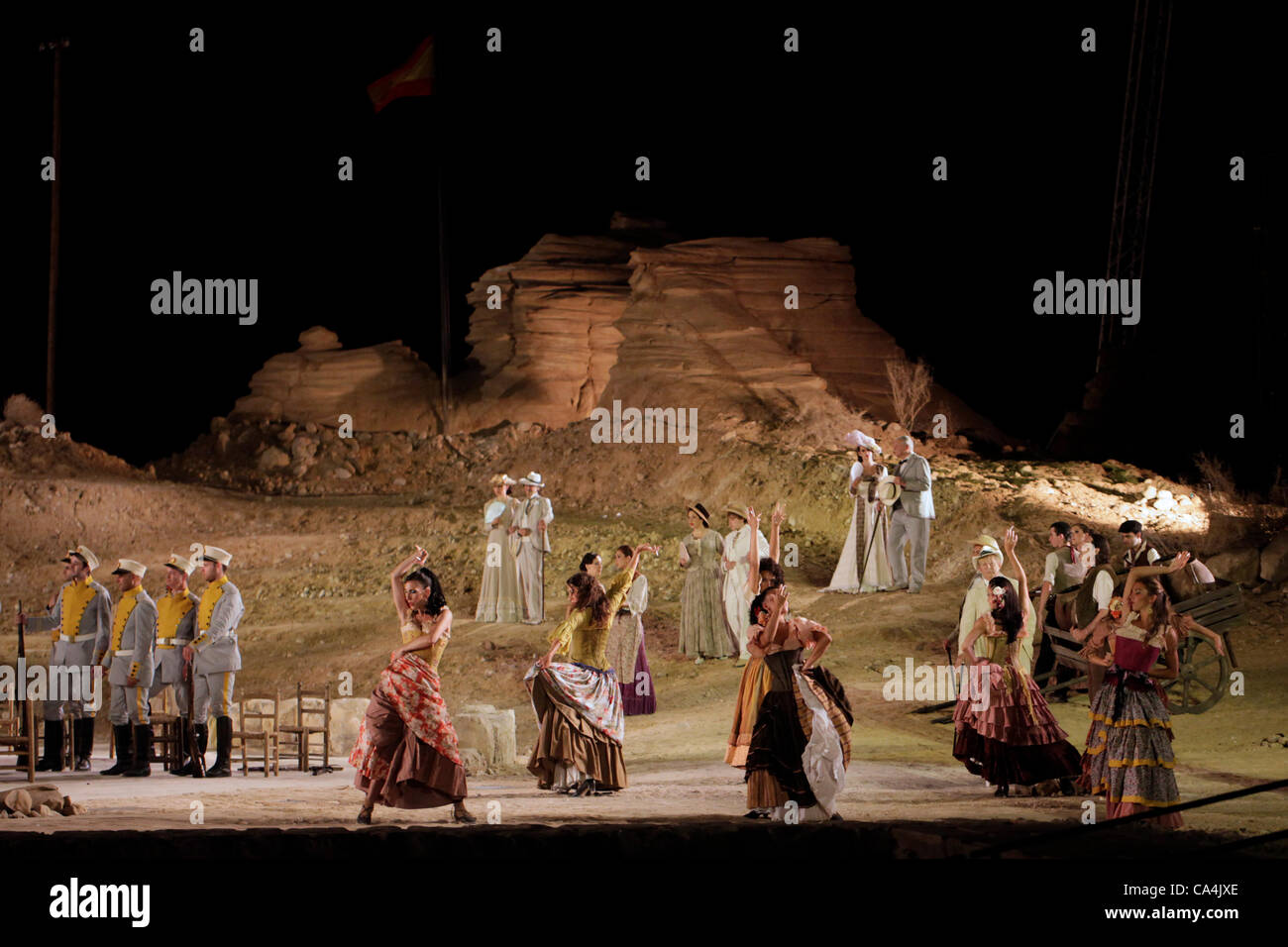 Cantanti lirici eseguire Bizet opera,'Carmen' davanti a uno sfondo del sito storico di Masada presso il Mar Morto, Israele Foto Stock