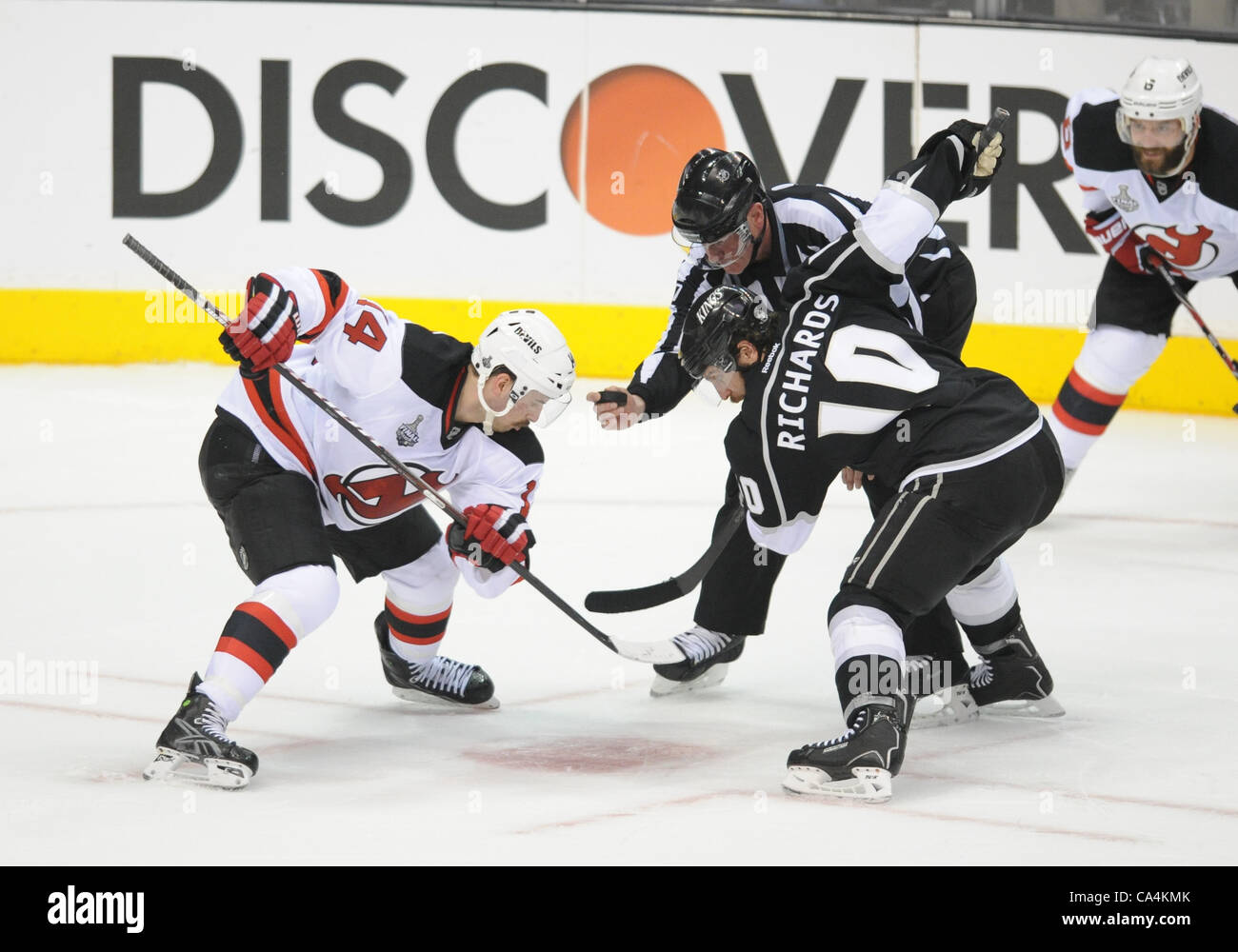 06 Giugno 2012: diavoli (24) Bryce Salvador e re (10) Mike Richards in un face-off durante il gioco 4 della Stanley Cup finale tra il New Jersey Devils e il Los Angeles Kings al Staples Center di Los Angeles, CA. Foto Stock