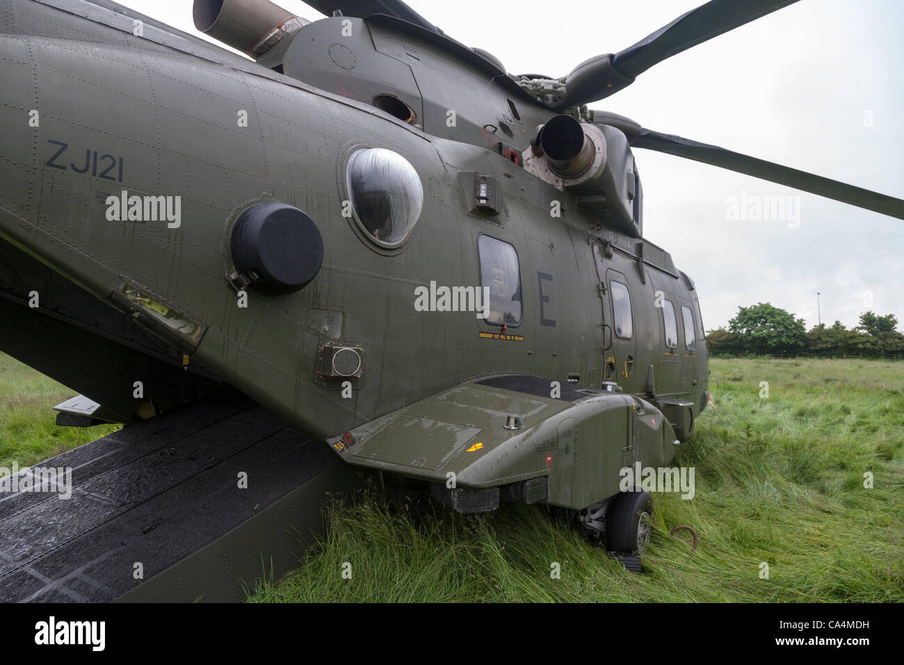 2012-06-07. RAF Merlin mk3 collegato a massa in elicottero a Stanwick Northamptonshire England Regno Unito, fondata su 06-06-2012 a causa di un allentamento pannello in prossimità del rotore posteriore dopo riparazioni sperando di prendere e tornare a RAF Benson più tardi questa mattina. Foto Stock