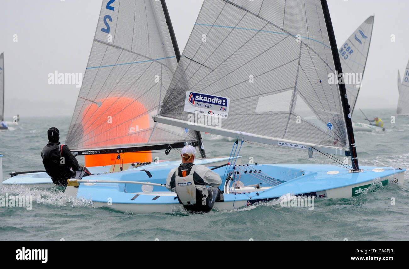 07.06.2012. Weymouth, Inghilterra. La Skandia Sail per oro regata. Gran Bretagna Andrew Mills (Classe Finn) in azione a Weymouth. Foto Stock