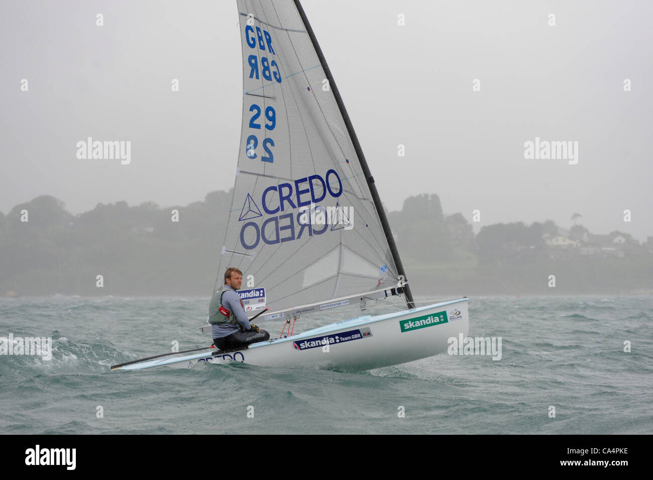 07.06.2012. Weymouth, Inghilterra. La Skandia Sail per oro regata. Gran Bretagna Peter McCoy nella classe Finn in azione a Weymouth. Foto Stock