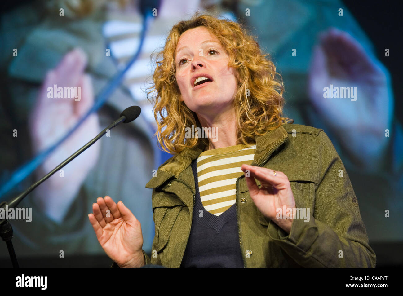 Kate umile, presentatore della televisione, parlando della sua vita in campagna presso il Telegraph Hay Festival 2012, Hay-on-Wye, Powys, Wales, Regno Unito Foto Stock