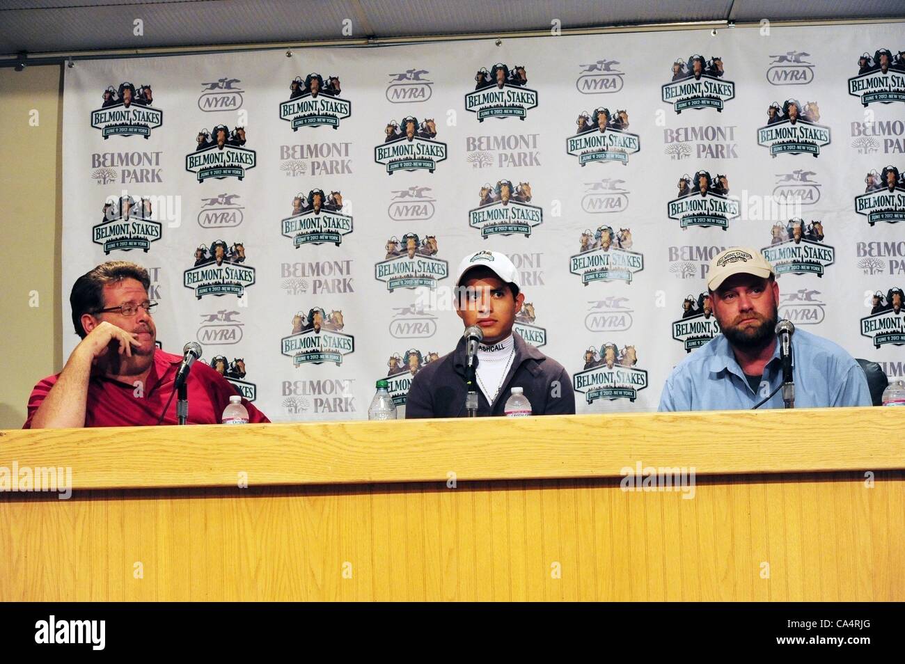 7 giugno 2012 - Elmont, New York, Stati Uniti - DALE romani, allenatore di Dullahan, jockey MARIO GUTIERREZ e DOUG O'NEILL, allenatore di avrò un altro, parla nel corso di una conferenza stampa a Belmont Park precedendo il Belmont Stakes il 9 giugno. (Credito Immagine: © Bryan Smith/ZUMAPRESS.com) Foto Stock