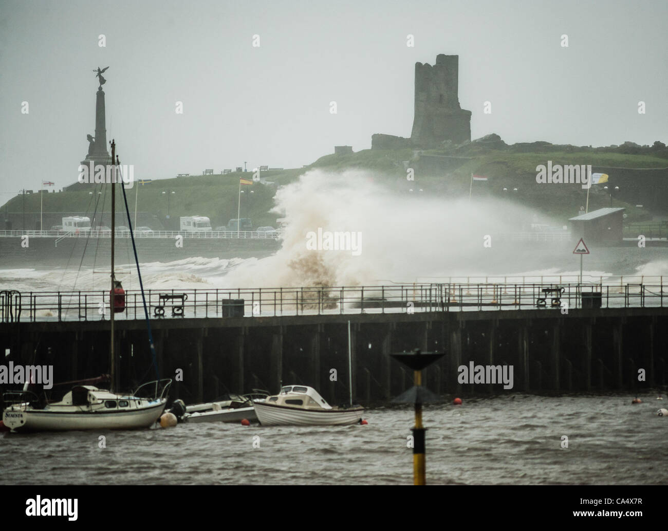 Venti forti e mari tempestosi, ancorare la città balneare di Aberysytwyth UK. Ampie parti del Galles sono stati colpiti dalle tempeste estive, con heavy rain e 60mph gales dovrebbe interessare gran parte della nazione. 8 giugno 2012 Aberystwyth Wales UK. Foto Stock