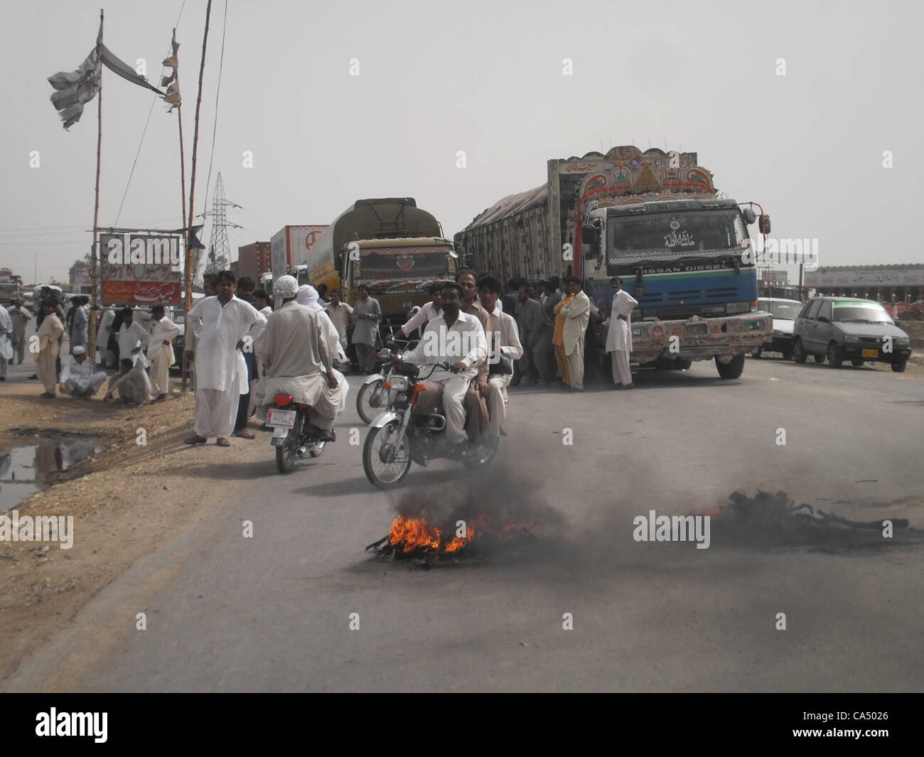 Una manifestazione di protesta è stata messa in scena da parenti di un uomo ucciso pur resistendo a una rapina il venerdì presso l'autostrada nazionale. I manifestanti hanno chiesto arresto immediato di assassini in Obaro Giugno 08, 2012 Foto Stock