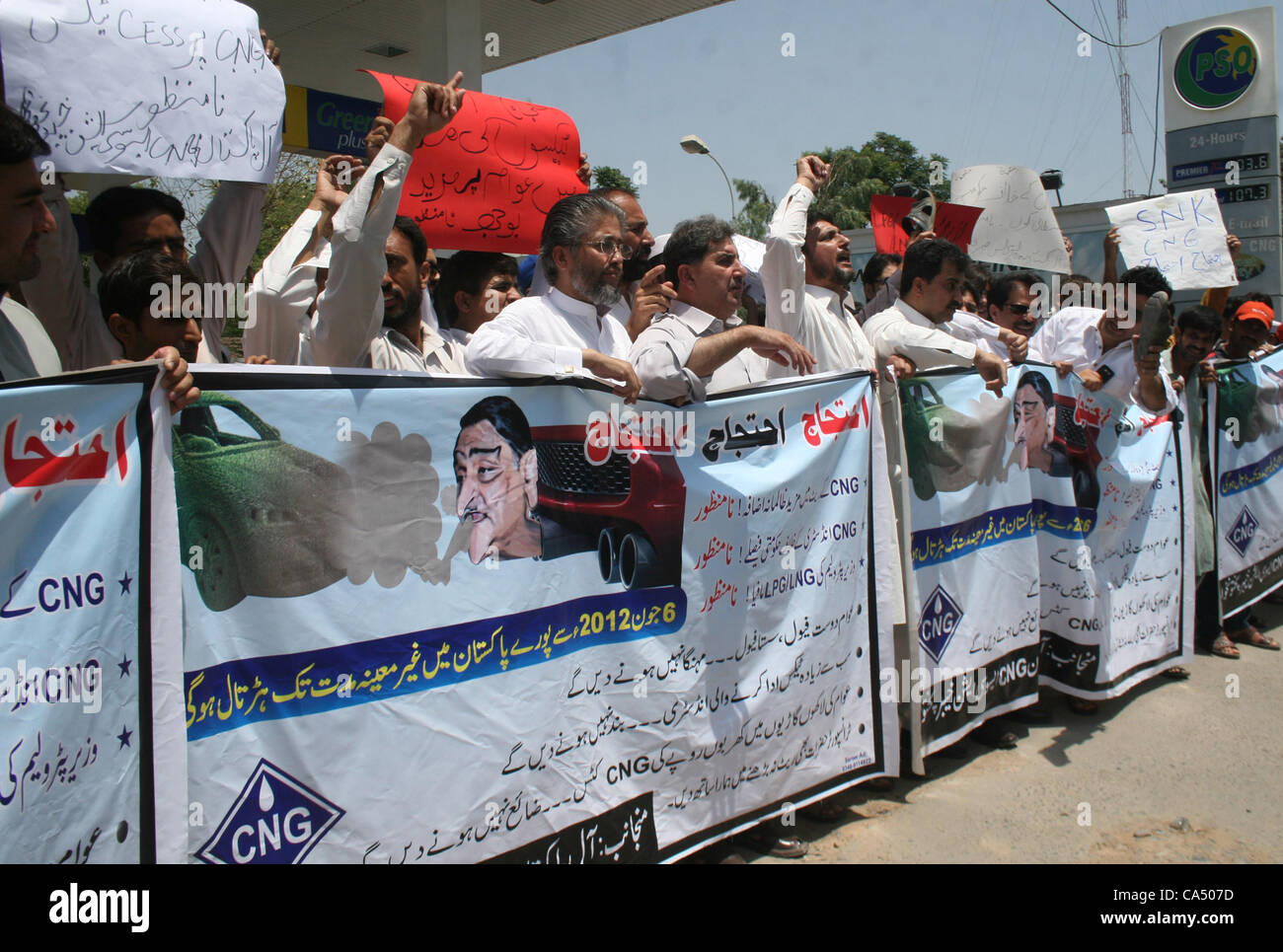 I cittadini di Peshawar ha protestato fuori Peshawar Press Club del venerdì su il possibile aumento dei prezzi di gas metano sotto il banner di tutti i dipendenti di GNC L'Associazione. I manifestanti hanno chiesto la cessazione del federale il Ministro del petrolio, sostenendo che il GPL è stato mafia dietro il Foto Stock