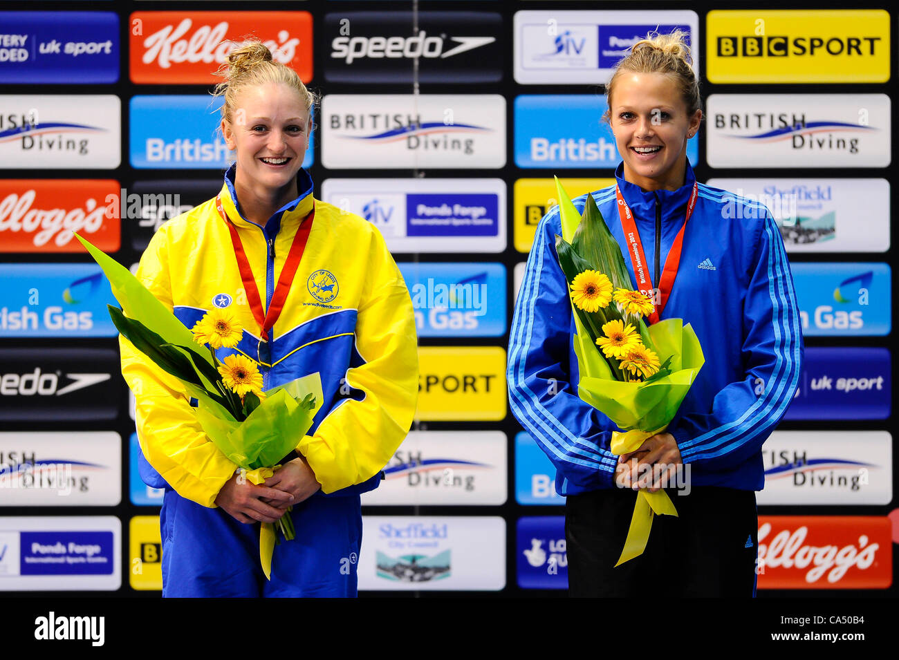 08.06.2012 Sheffield, in Inghilterra. Lettino Tonia e Sarah Barrow (Plymouth Diving e città di Leeds Diving Club) raccolgono le loro medaglie d oro dopo aver vinto il Womens 10m Synchro Platform Finale per impostazione predefinita come gli unici concorrenti il giorno 1 del 2012 British Gas Diving campionati (e Team GB Squa olimpico Foto Stock