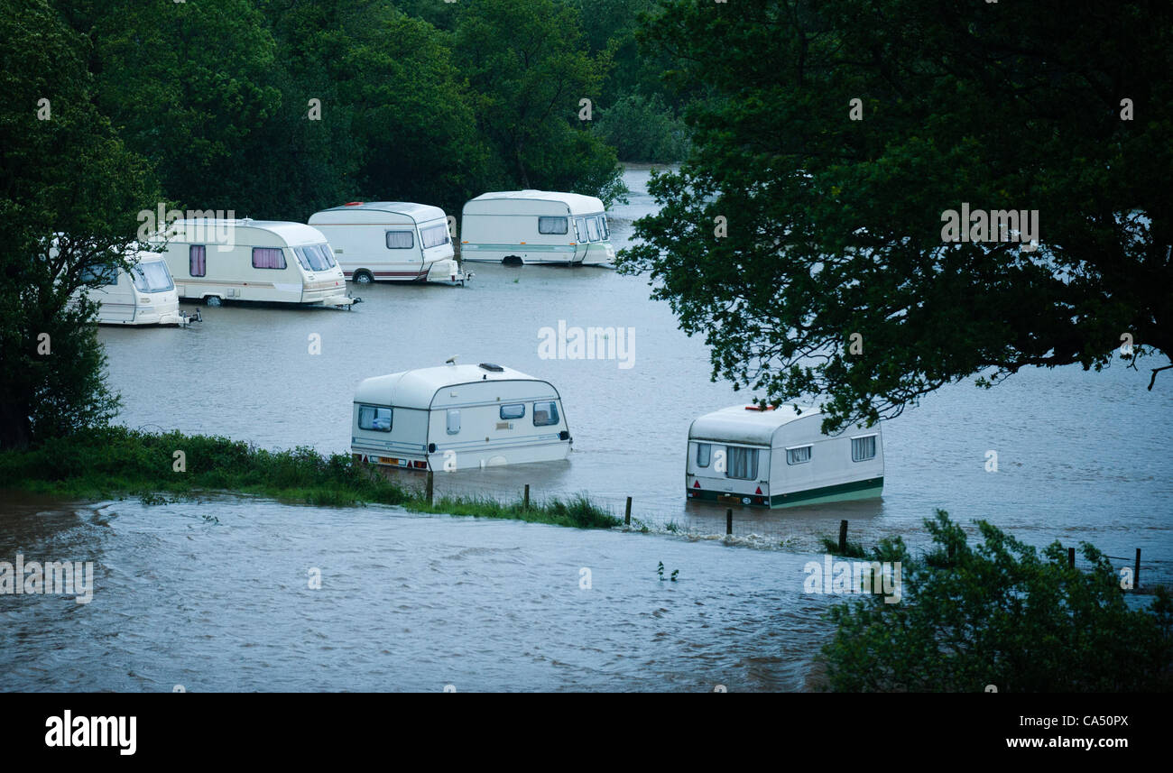 Due giorni di pioggia costante portano al fiume Rheidol traboccante le sue banche vicino a Aberystwyth. Caravan e tende sono stati parzialmente sommerso a Grovenor roulotte alla periferia della città. Aberystwyth Wales UK, venerdì 8 giugno 2012 Foto Stock