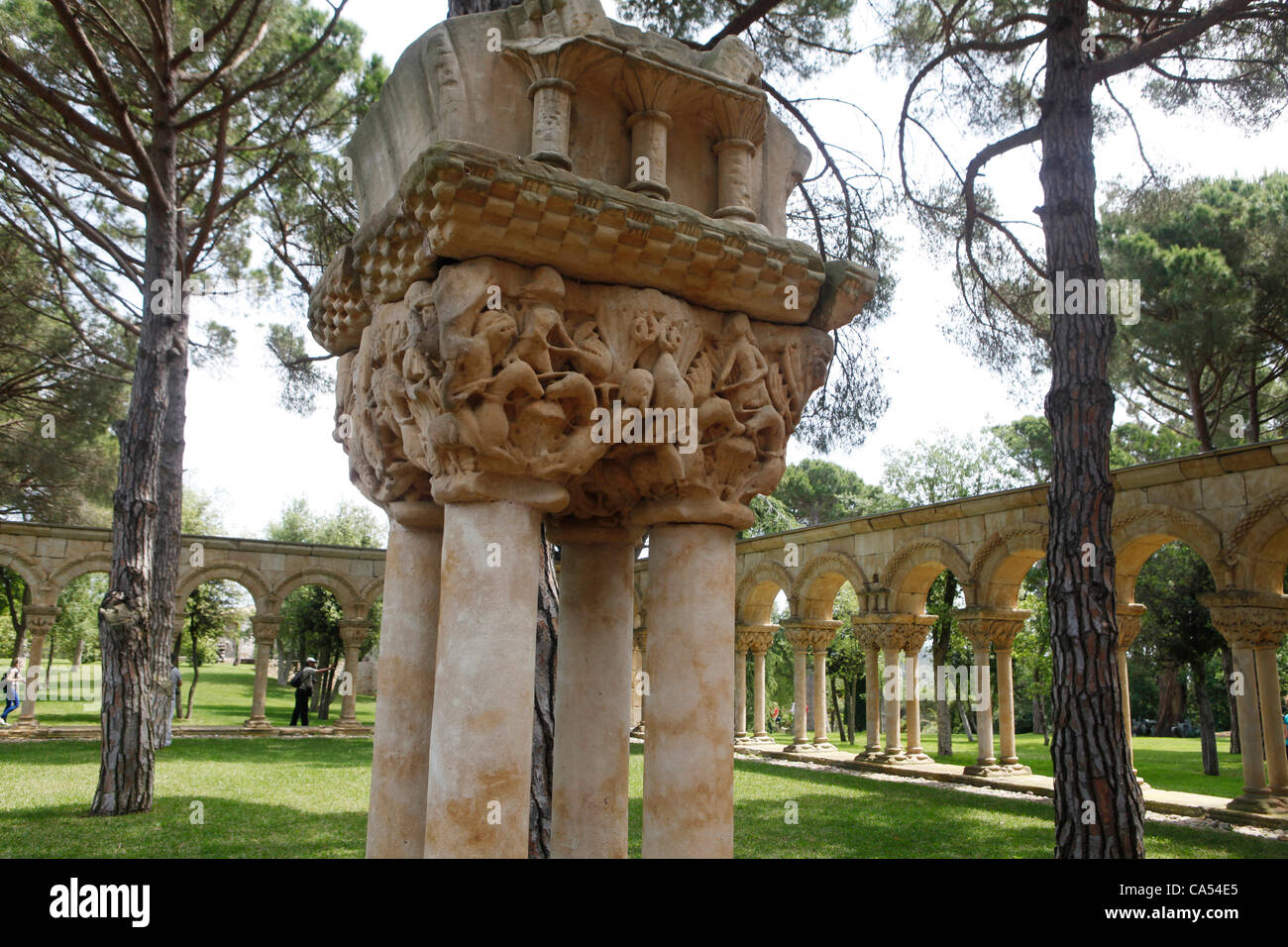 Su un grande appezzamento di terreno a Palamós in Catalogna in Costa Brava un chiostro dal Romanico è stato reso pubblico. Il chiostro è stato acquistato negli anni Sessanta da un monastero nella Spagna centrale, apparentemente sotto la dittatura di Franco, di smontaggio e ricostruita nel giardino. Proprietario della trama sono il Foto Stock