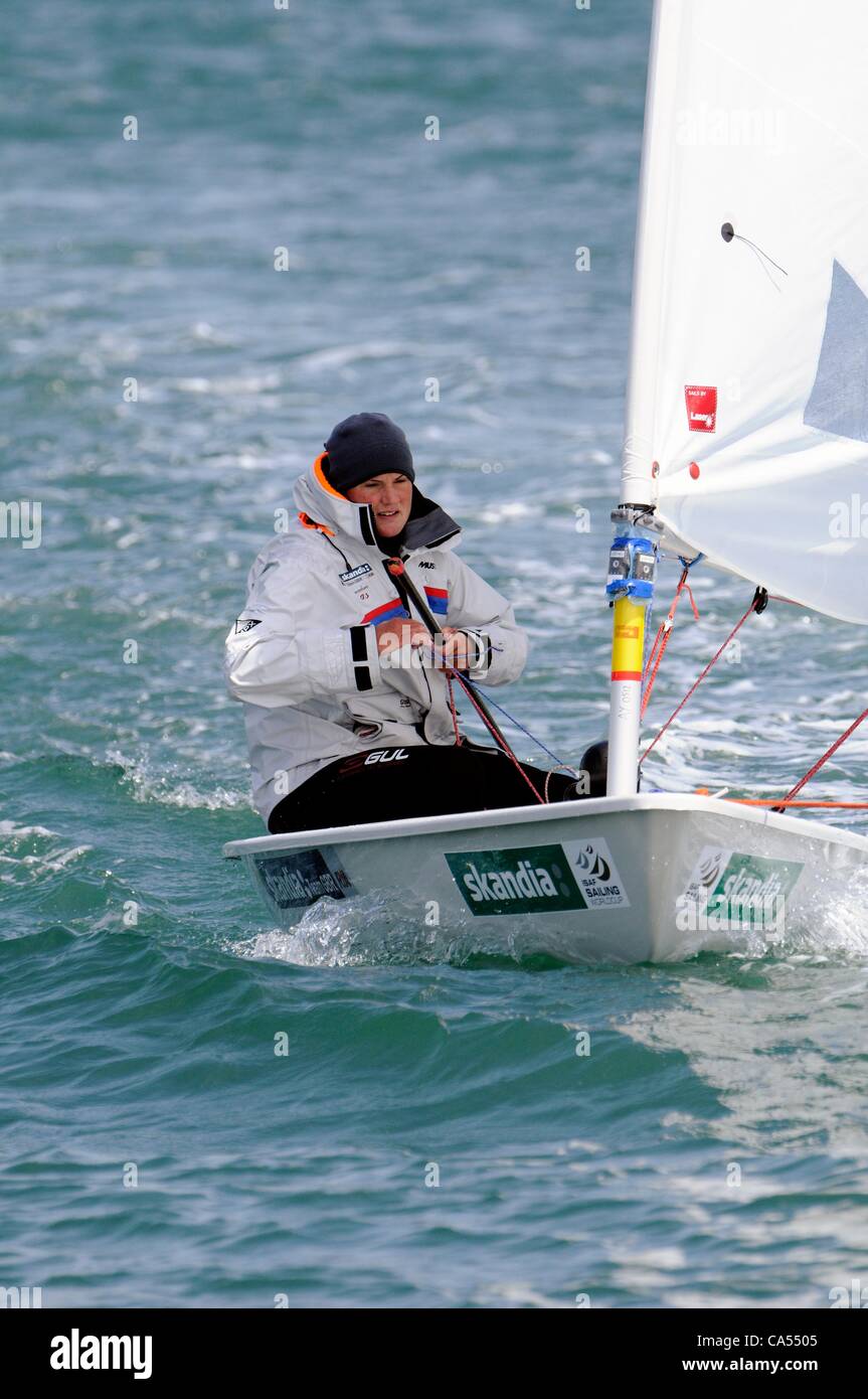Weymouth, Regno Unito, 9 giugno 2012. GBR team olimpico sailor Alison giovani dopo aver vinto il Laser Classe radiale alla Skandia Sail per Oro 2012 le classi olimpiche regata. Foto Stock