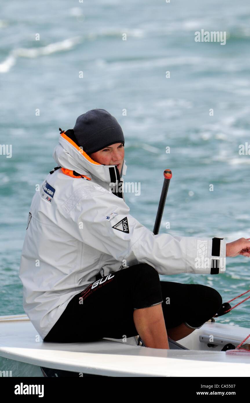 Weymouth, Regno Unito, 9 giugno 2012. GBR team olimpico sailor Alison giovani dopo aver vinto il Laser Classe radiale alla Skandia Sail per Oro 2012 le classi olimpiche regata. Foto Stock