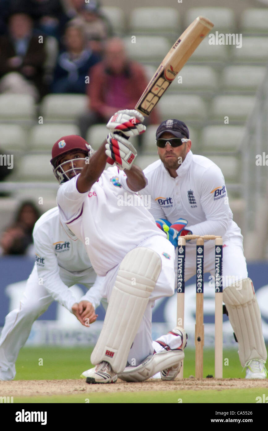 09/06/2012 Birmingham Inghilterra. Adrian Barath colpisce un sei durante il terzo giorno di gioco nel terzo Investec prova di Cricket tra Inghilterra e West Indies, suonato a Edgbaston Cricket Ground. Credito: Mitchell Gunn. Foto Stock