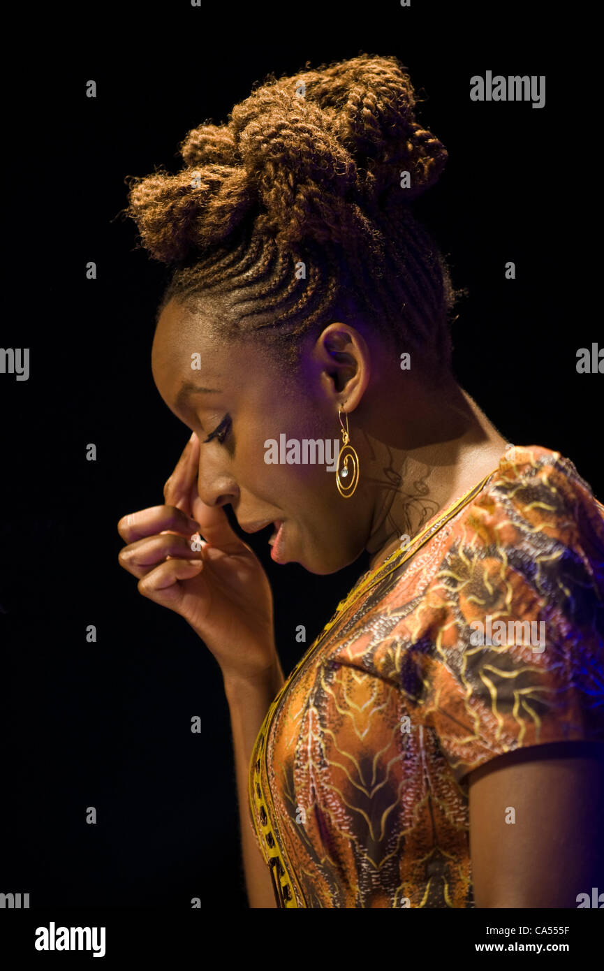 Chimamanda Ngozi Adichie, autore nigeriano dando il Commonwealth lezione presso il Telegraph Hay Festival 2012, Hay-on-Wye, Powys, Wales, Regno Unito Foto Stock