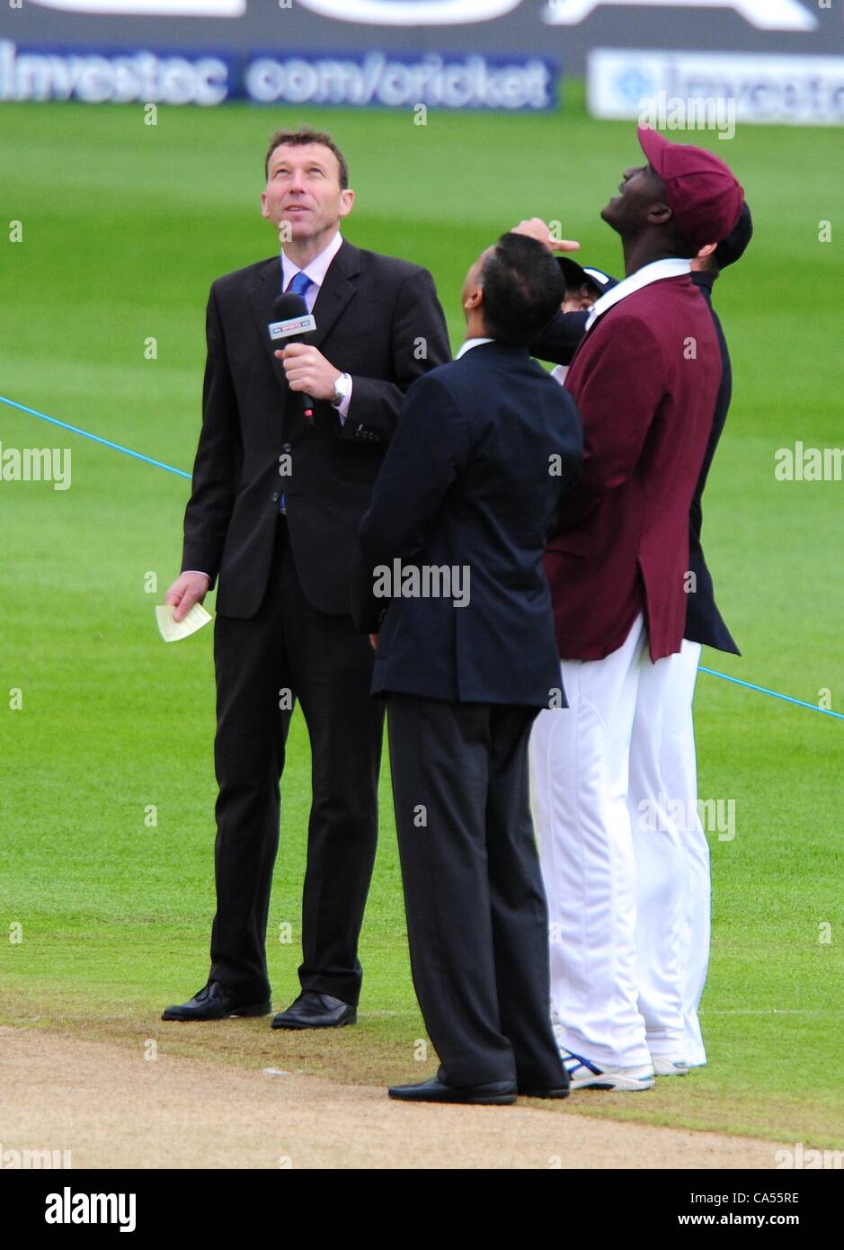 09.06.2012 Birmingham, Inghilterra. Il coin toss avviene per la terza prova di Inghilterra contro il West Indies a Edgbaston. West Indies a bat. Foto Stock