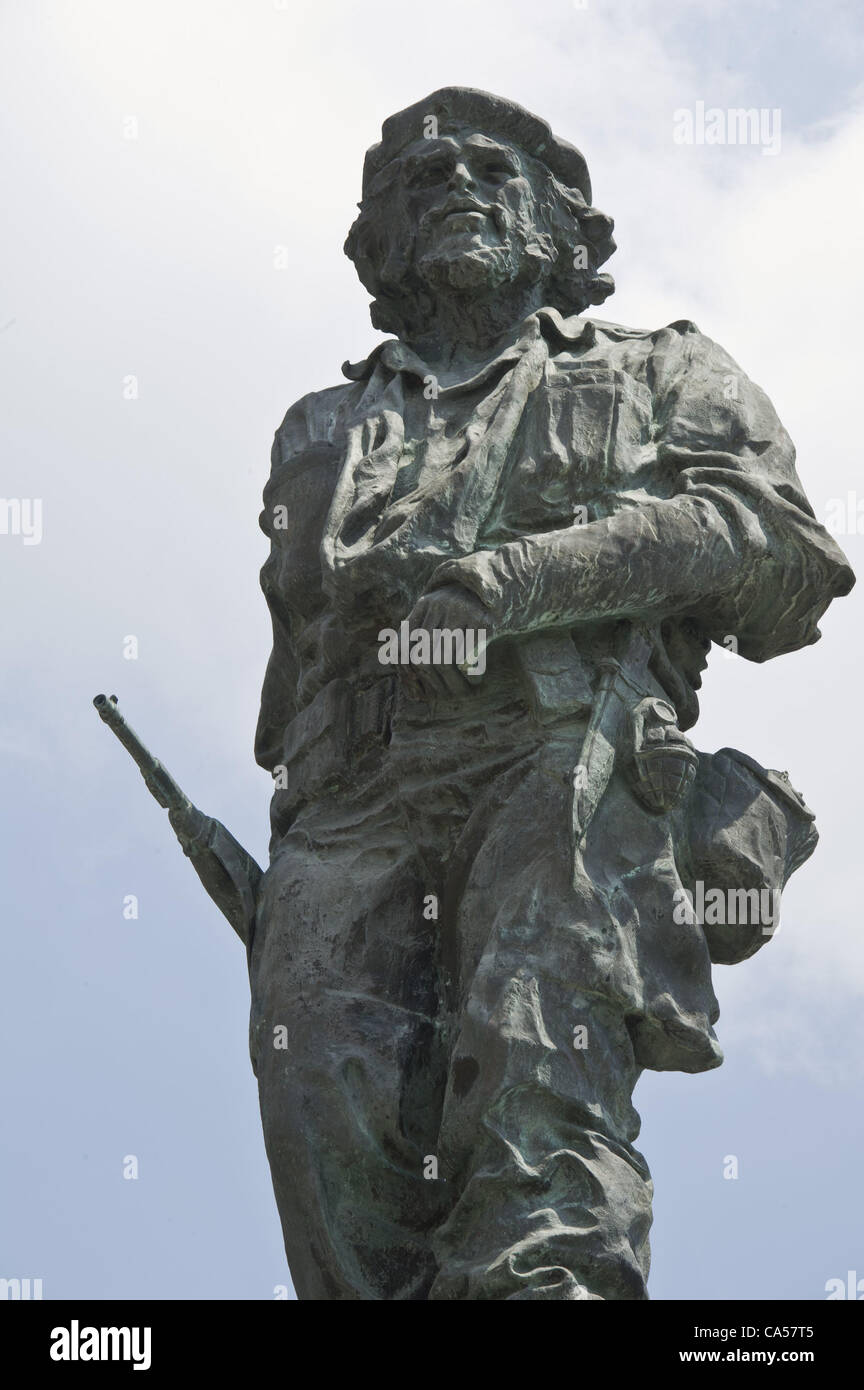 8 maggio 2012 - Santa Clara, U.S. - Una statua in bronzo del venerato eroe rivoluzionario Che Guevara portando il suo fucile è parte del Monumento di Ernesto Che Guevara vicino a Santa Clara. Un museo sotto il monumento comprende foto e presenta sulla sua vita. (Credito Immagine: © PJ Heller/ZUMAPRESS.com) Foto Stock