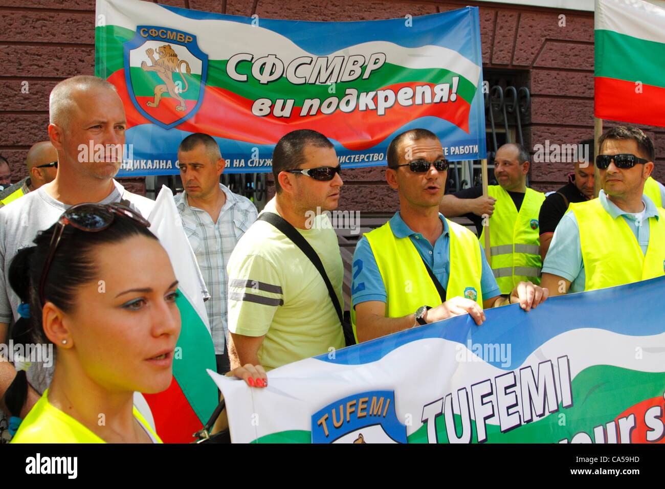 Unione di un numero di membri che detenga fino segni durante la dimostrazione del carcere bulgaro dipendenti a Sofia. I partecipanti percorsa da tutto il paese a partecipare. Sofia, Bulgaria, 10/06/2012 Foto Stock