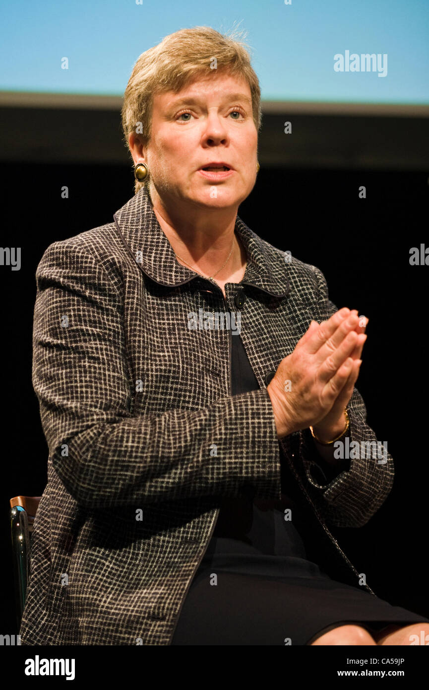 Rose Gottemoeller, American Sotto Segretario di Stato per il controllo degli armamenti e la sicurezza internazionale dando il Joseph Rotblat Lecture 2012 presso il Telegraph Hay Festival 2012, Hay-on-Wye, Powys, Wales, Regno Unito Foto Stock