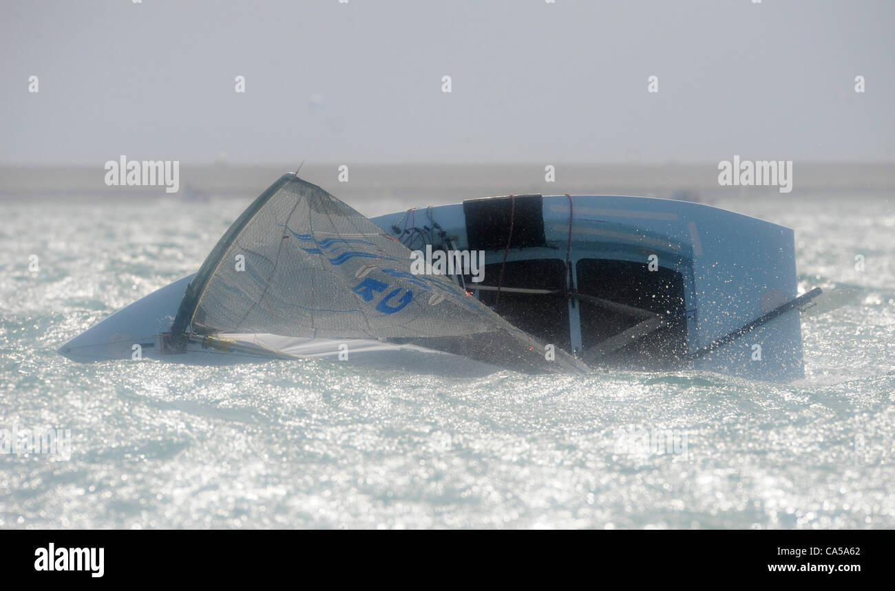 9.06.2012 Weymouth, Inghilterra. La Skandia Sail per oro regata. La Gran Bretagna è Ben Ainslie, medaglia Finn Race, capsizes a Weymouth e Portland Bay. Foto Stock