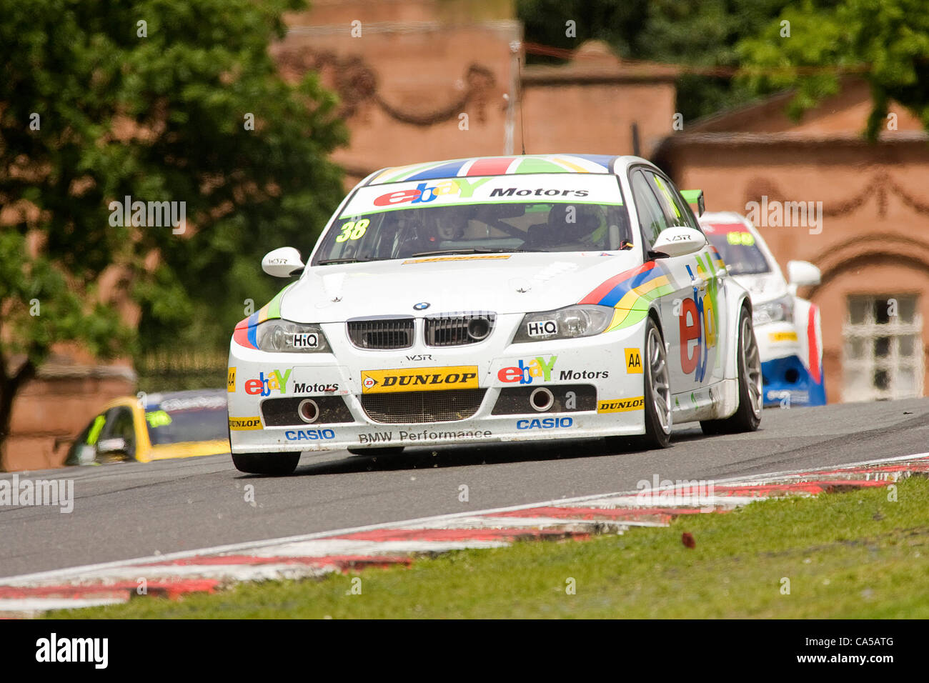 10.06.2012, Oulton Park, Tom Onslow-Cole il pilotaggio del Ebay motori BMW 320i E90 al Lodge angolo durante la Domenica Raceday nel 2012 British Touring Car Championship. Foto Stock