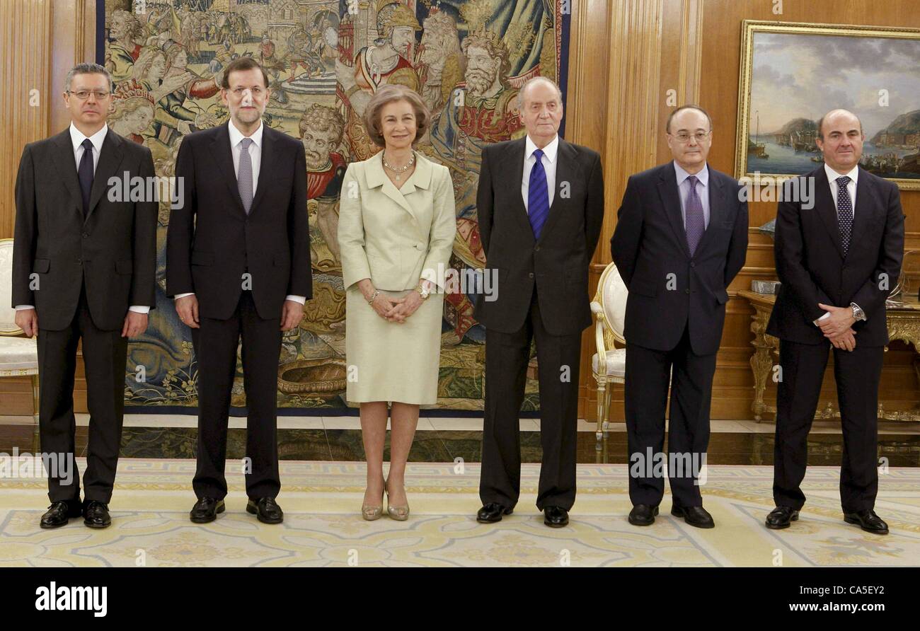 Giugno 11, 2012 - Madrid, Madrid, Spagna - Spagna il Re Juan Carlos e la Regina Sofia, Mariano Rajoy, Alberto Ruiz Gallardon, Luis de Guindos e Luis Maria Linde pongono dopo Linde prende il giuramento di ufficio presso il Palazzo Zarzuela a Madrid dopo la sua giugno 8 nomination. (Credito Immagine: © Jack Abuin/ZUMAPRESS.com) Foto Stock